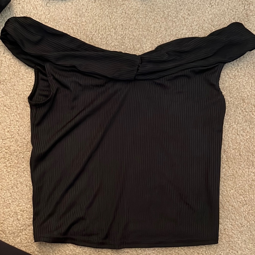 SILENCE + NOISE OFF THE SHOULDER BLOUSE! SIZE SM—BLACK